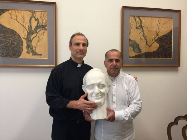 Azərbaycanlı heykəltəraş Roma Papasının portretini hazırlayıb (FOTO)
