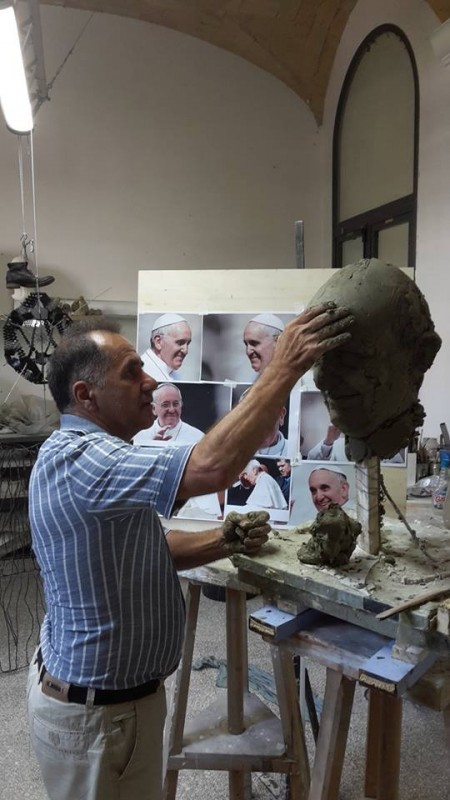 Azərbaycanlı heykəltəraş Roma Papasının portretini hazırlayıb (FOTO)