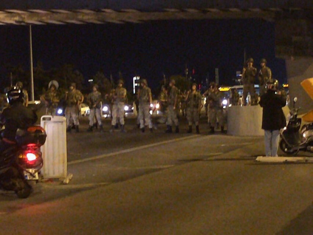 Hürriyet, Kanal D ve CNN Türk binasını askerler bastı