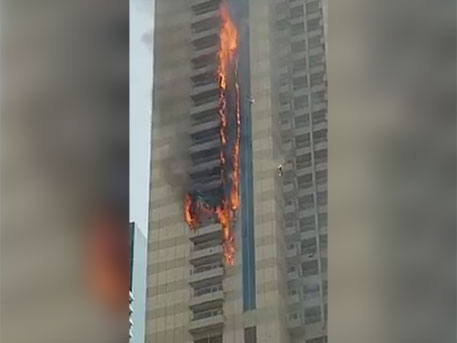 В Дубае горит одно из самых высоких жилых зданий