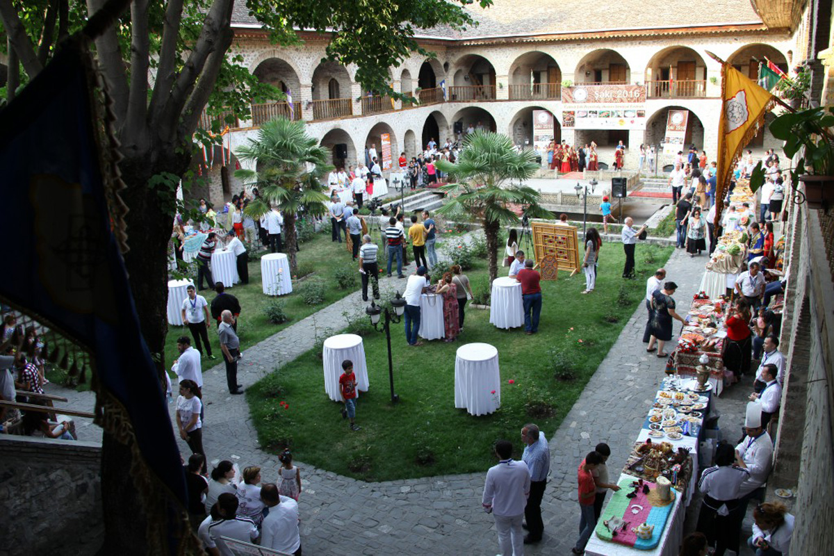 Şəki festivalında Azərbaycanın zəngin mətbəxi dünyaya tanıdılıb (FOTO)