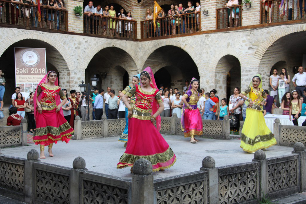 Şəki festivalında Azərbaycanın zəngin mətbəxi dünyaya tanıdılıb (FOTO)