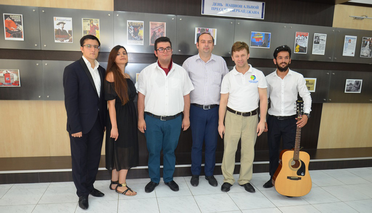Азербайджанских журналистов поздравили музыкальными номерами (ФОТО)