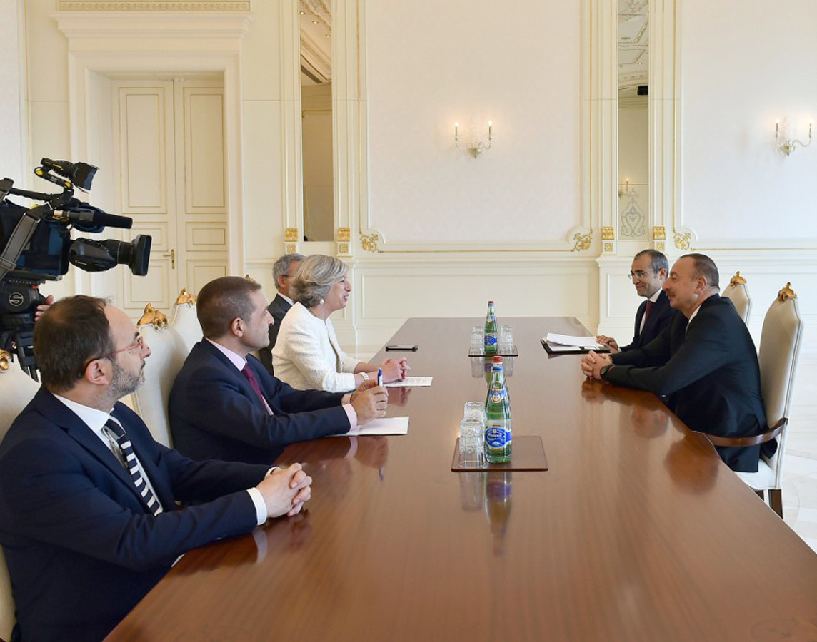 Президент Азербайджана принял делегацию во главе с министром образования, университетов и исследований Италии (ФОТО)
