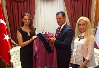 Премьеру Северного Кипра преподнесли азербайджанский национальный костюм (ФОТО)