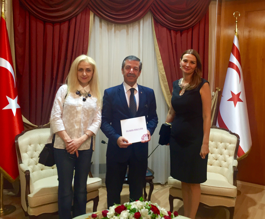 Премьеру Северного Кипра преподнесли азербайджанский национальный костюм (ФОТО)