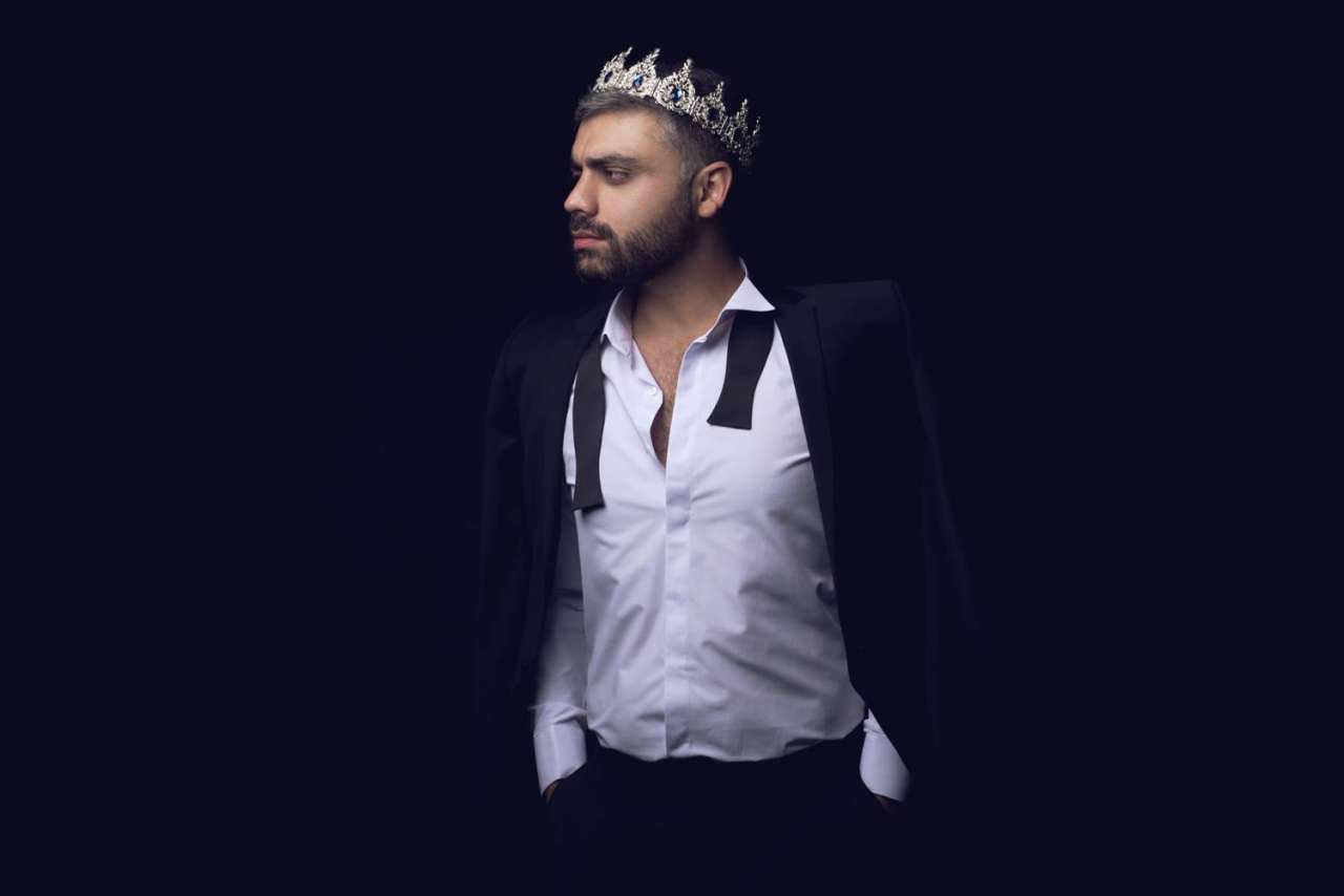 Я – Король! Акберу Алиеву нравится монархия  (ФОТО)
