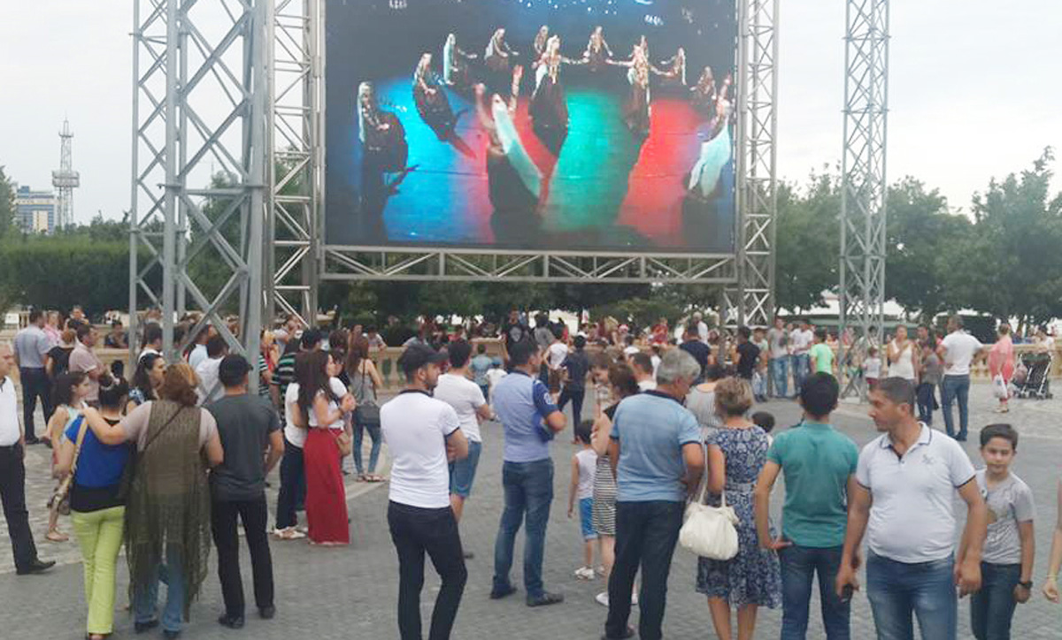 Летние танцы на Бакинском бульваре – бесплатные уроки и масса позитива (ФОТО)