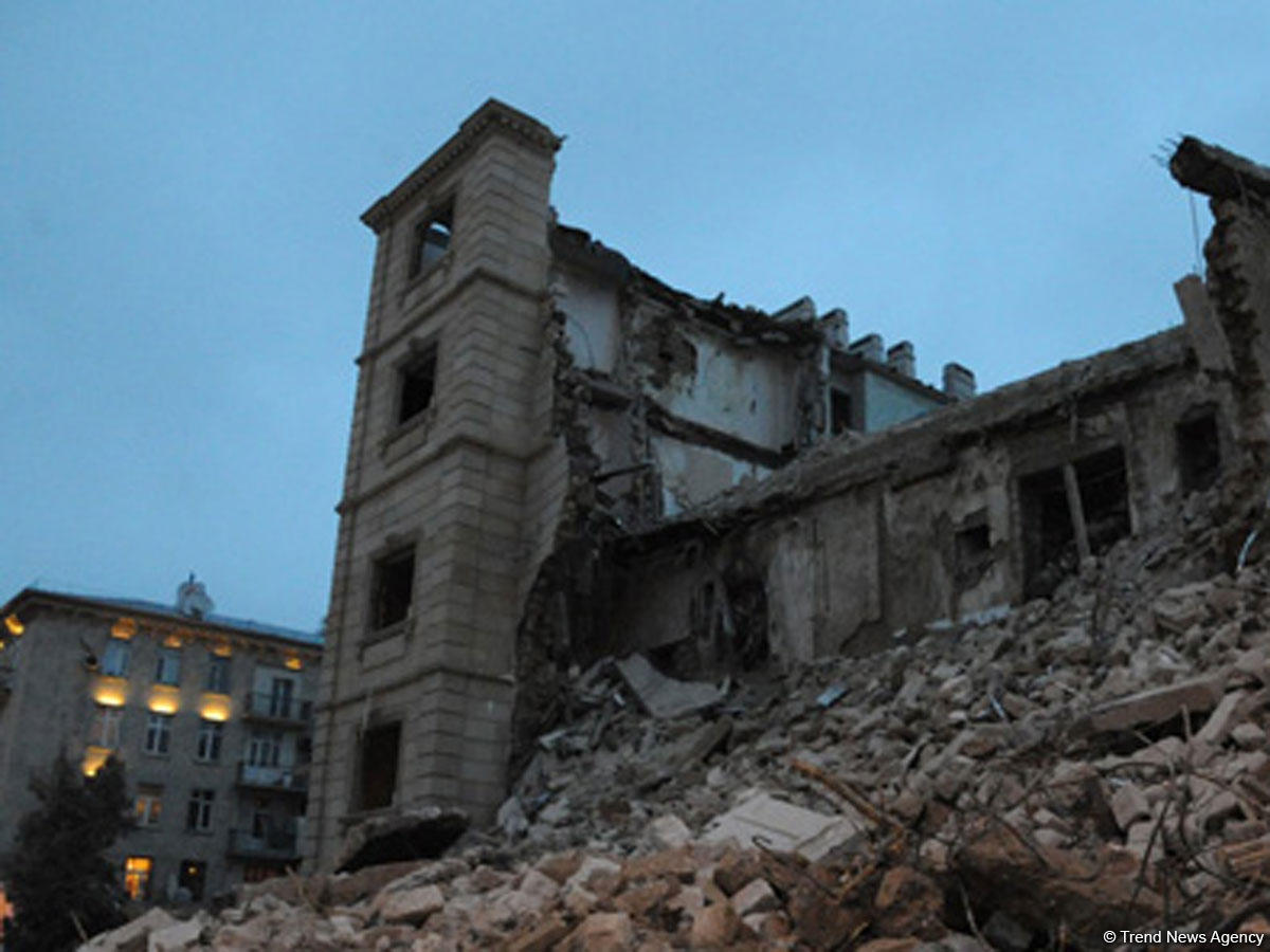 В Баку частично обрушилось строящееся здание, пострадавших нет - МЧС
