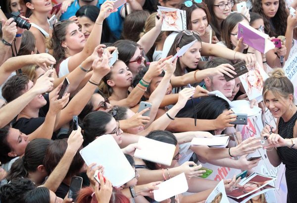 Азербайджанские школьники встретились со звездой Голливуда Дженнифер Энистон в Италии (ФОТО)