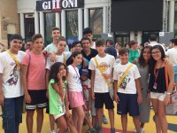 Азербайджанские школьники встретились со звездой Голливуда Дженнифер Энистон в Италии (ФОТО)