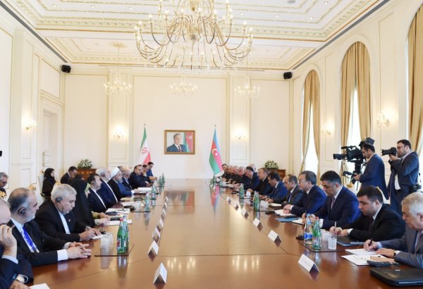 Azerbaijani, Iranian presidents meet in expanded format