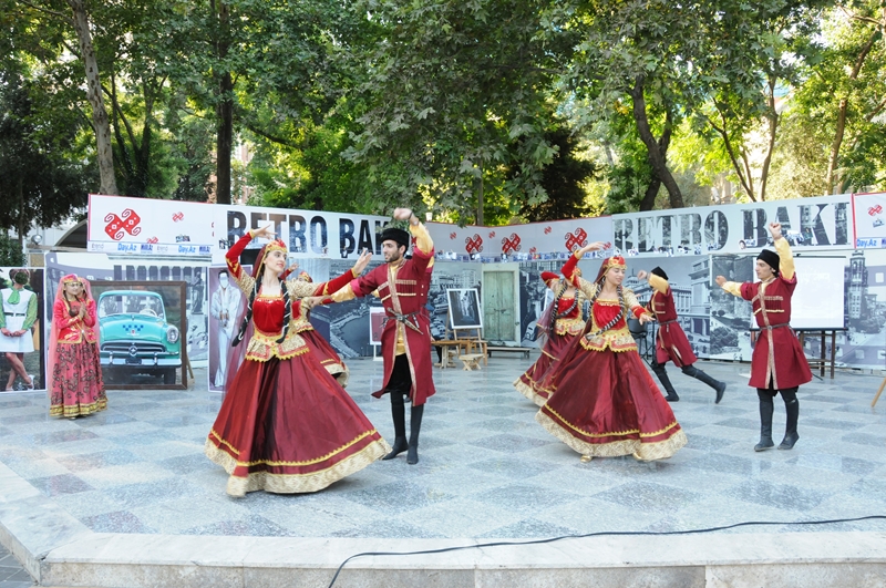 “Səs Azərbaycan” yarışının iştirakçıları  "Retro Bakı" layihəsində (FOTO)