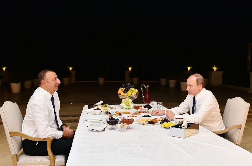 Prezident İlham Əliyev Vladimir Putini evinə çay süfrəsinə dəvət edib