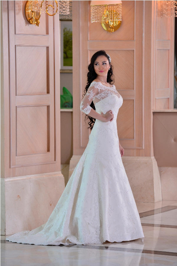 Бакинское лето: Красавицы в свадебных платьях и национальной одежде (ФОТО)