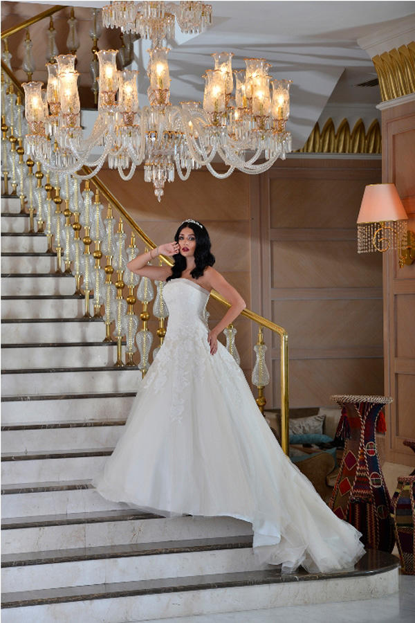 Бакинское лето: Красавицы в свадебных платьях и национальной одежде (ФОТО)