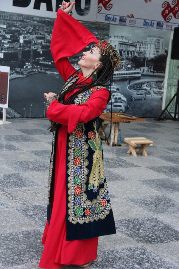 Təranə Mahmudova və  Fatimə Fətəliyeva "Retro Bakı" layihəsində (FOTO)