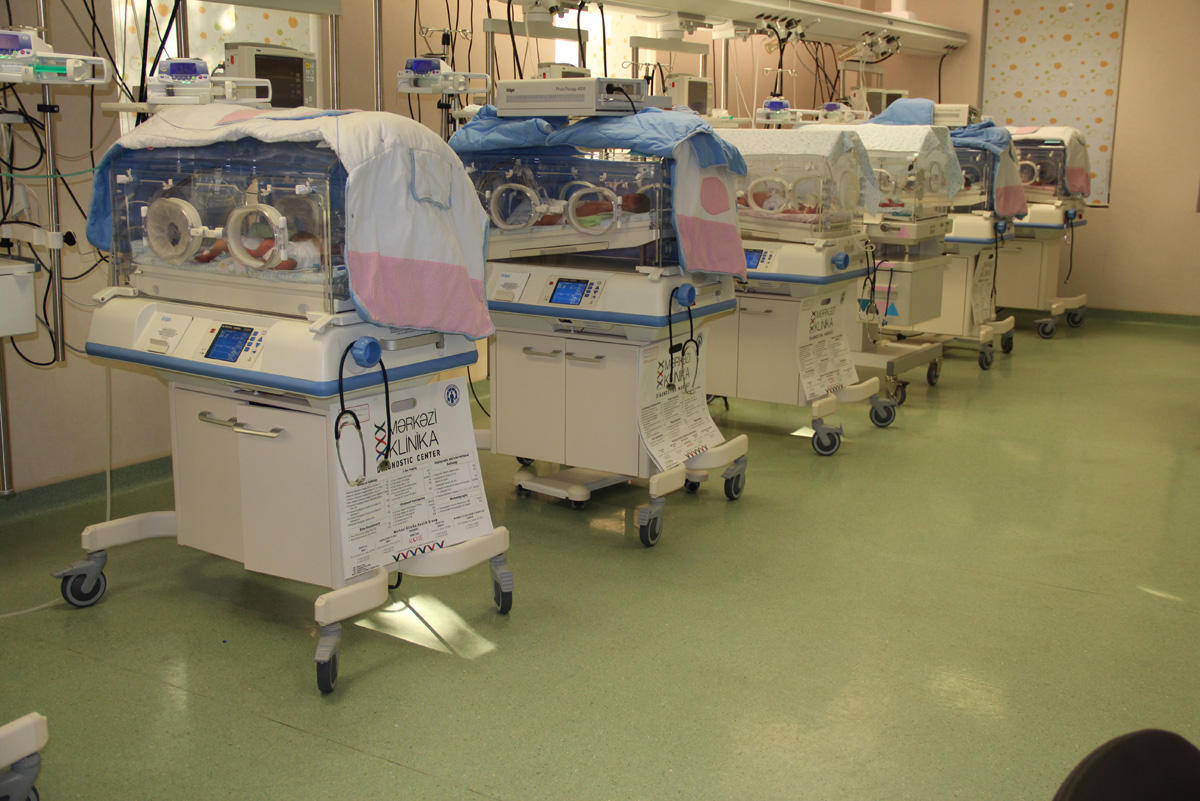Mərkəzi Klinikanın yenidoğulmuşlar şöbəsində az çəkili körpəyə uğurlu cərrahi əməliyyat həyata keçirilib (FOTO)