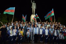 Azərbaycan olimpiyaçıları ulu öndər Heydər Əliyevin abidəsini ziyarət ediblər (FOTO)