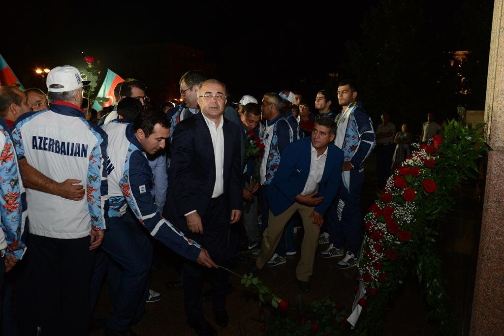 Azərbaycan olimpiyaçıları ulu öndər Heydər Əliyevin abidəsini ziyarət ediblər (FOTO)