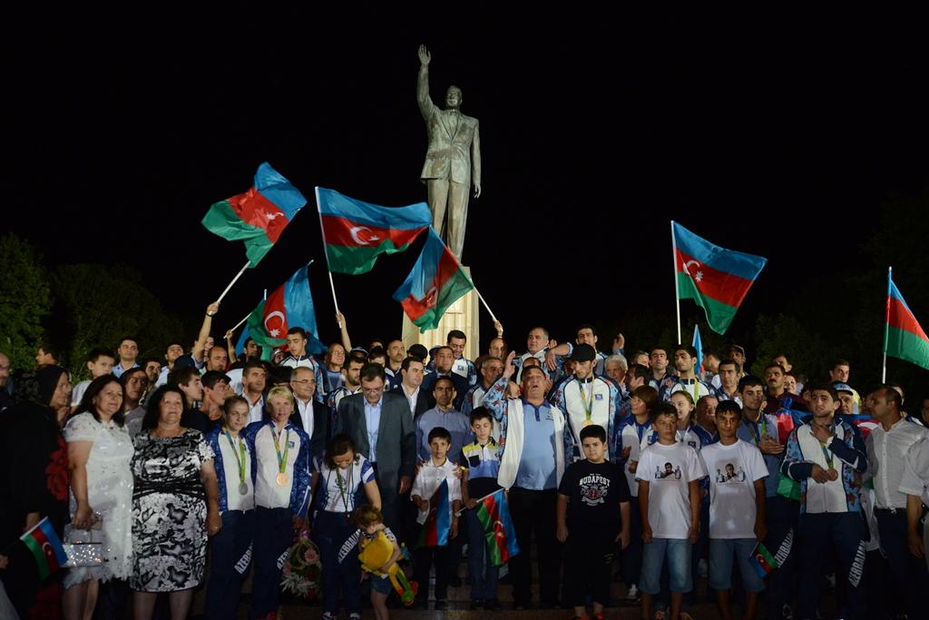 Азербайджанские олимпийцы посетили памятник Гейдара Алиева (ФОТО)