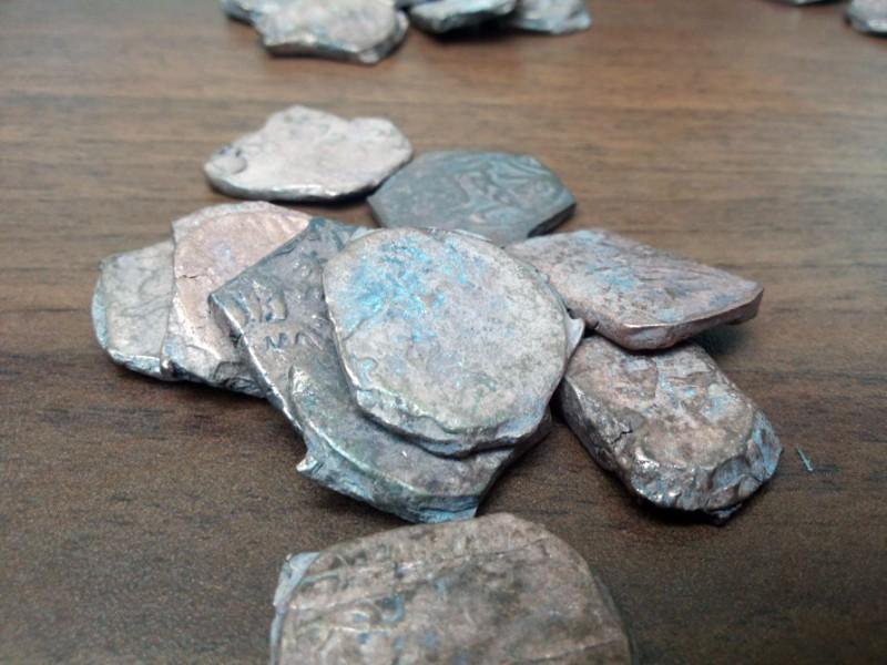 В Джалилабаде обнаружен денежный клад XII века (ФОТО)