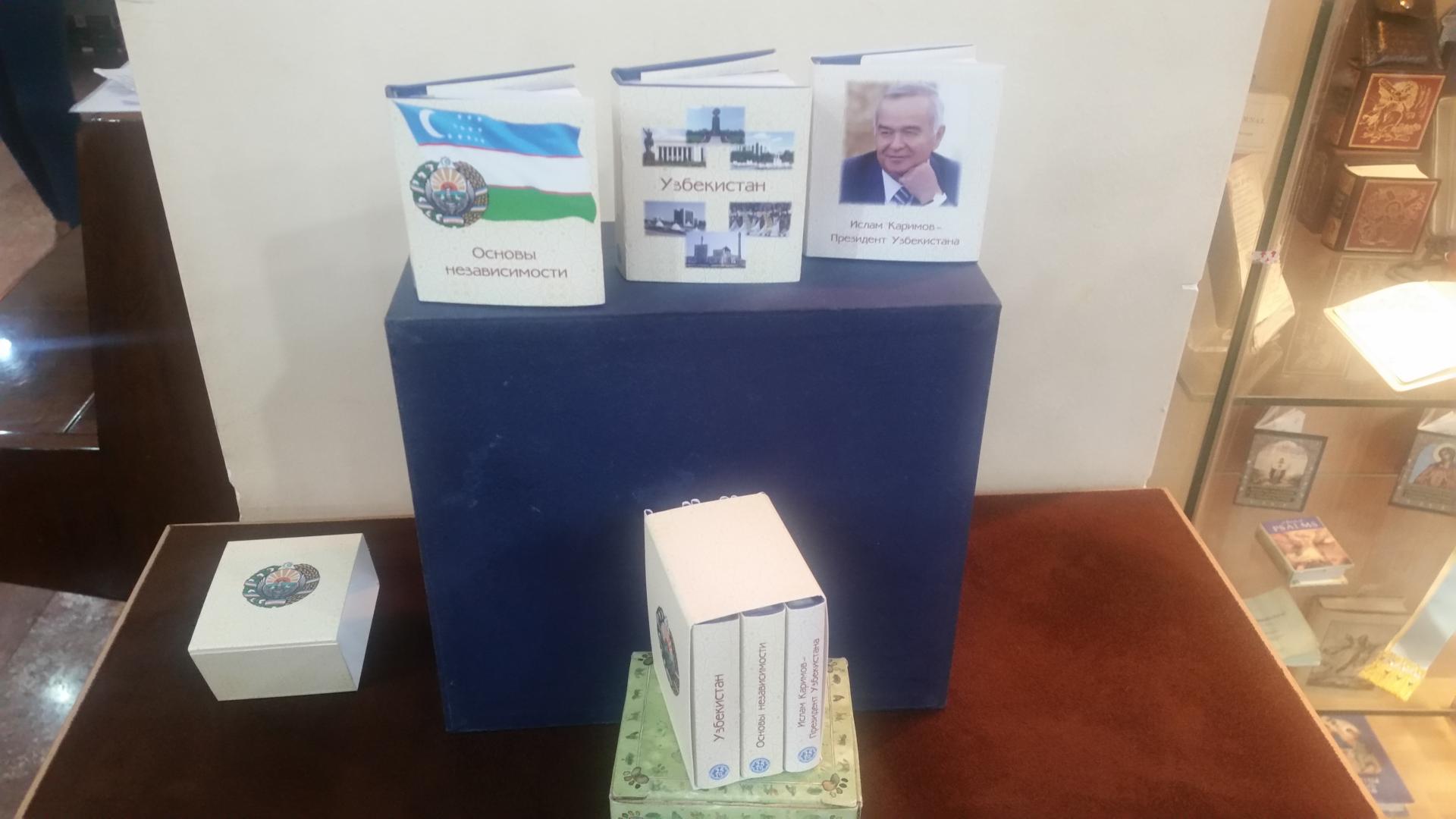 В Баку презентовали миниатюрные книги об Узбекистане (ФОТО)