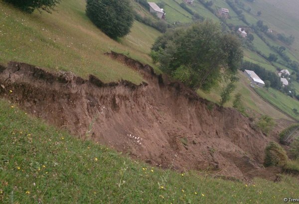 Azerbaycan'da toprak kayması sonucu köye ulaşım engellendi (Fotoğraf)