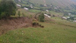 Azerbaycan'da toprak kayması sonucu köye ulaşım engellendi (Fotoğraf)
