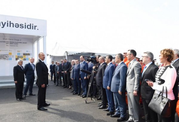 Cumhurbaşkanı Aliyev Şah Deniz 2 projesi kapsamında destek blokunun denize indirilmesi törenine katıldı