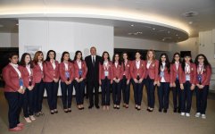 Prezident İlham Əliyev Bakı Şahmat Olimpiadasında yarışacaq Azərbaycan idmançıları ilə görüşüb (FOTO)