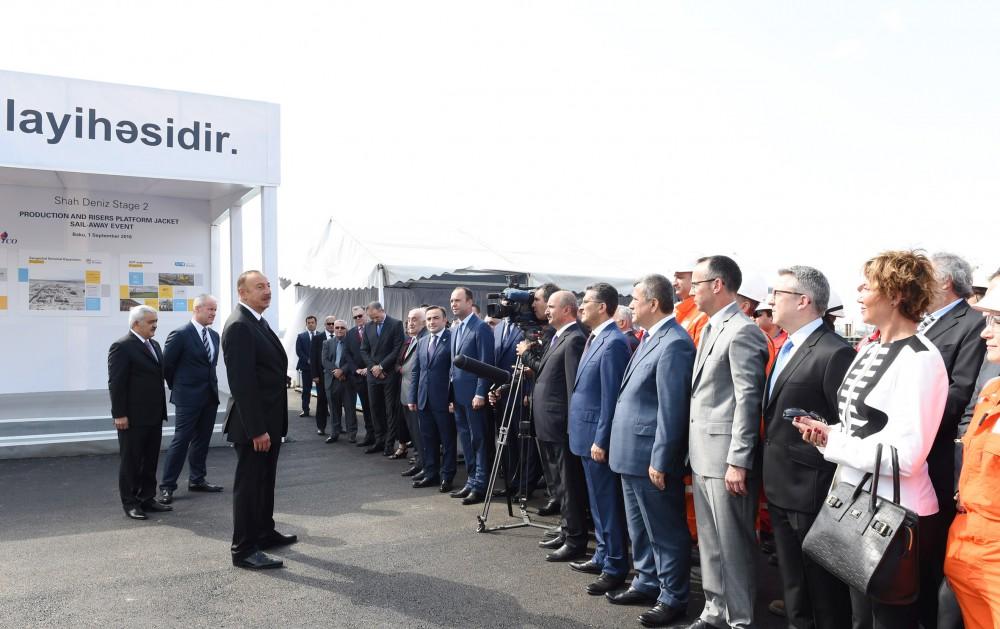 Cumhurbaşkanı Aliyev Şah Deniz 2 projesi kapsamında destek blokunun denize indirilmesi törenine katıldı