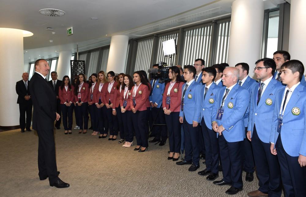 Prezident İlham Əliyev Bakı Şahmat Olimpiadasında yarışacaq Azərbaycan idmançıları ilə görüşüb (FOTO)