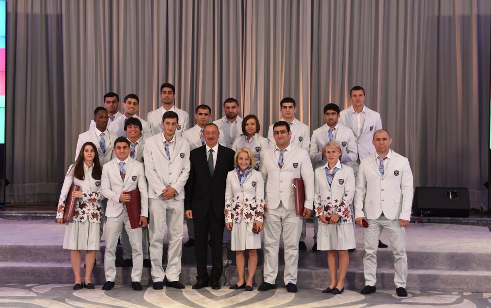 Prezident İlham Əliyev və xanımı XXXI Yay Olimpiya Oyunlarında iştirak etmiş idmançılarla görüşüblər (YENİLƏNİB)