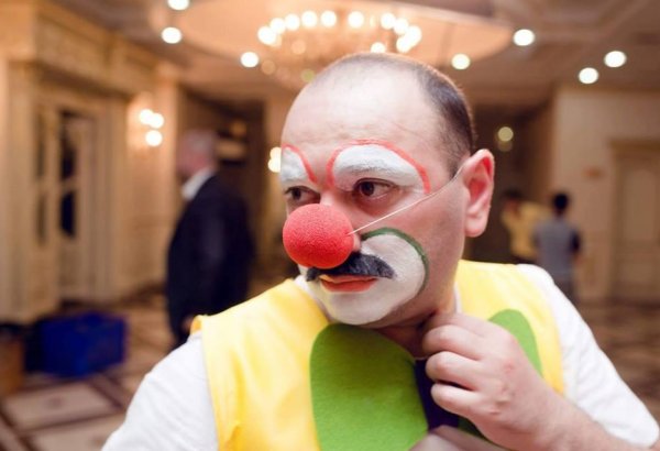 Клоун за рулем автомобиля, или "Игра в прятки" по-азербайджански (ФОТО)
