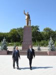 İlham Əliyev Qusarda ümummilli lider Heydər Əliyevin abidəsini ziyarət edib (FOTO)