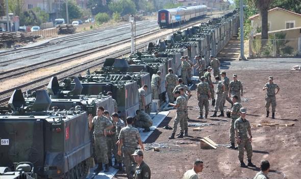 Turkey moves military equipment to Iraqi border