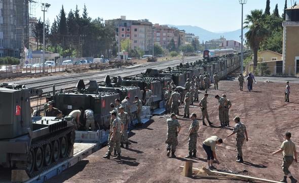 Турция продолжает стягивать военную технику к границе с Сирией