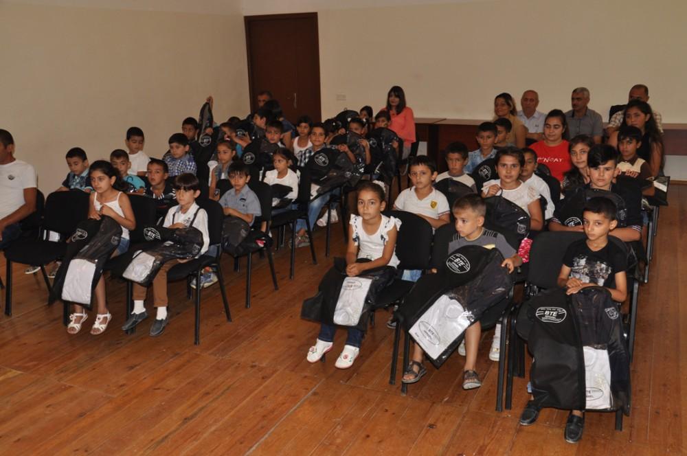 По инициативе Фонда Гейдара Алиева детям из малообеспеченных семей вручена школьная форма (ФОТО)