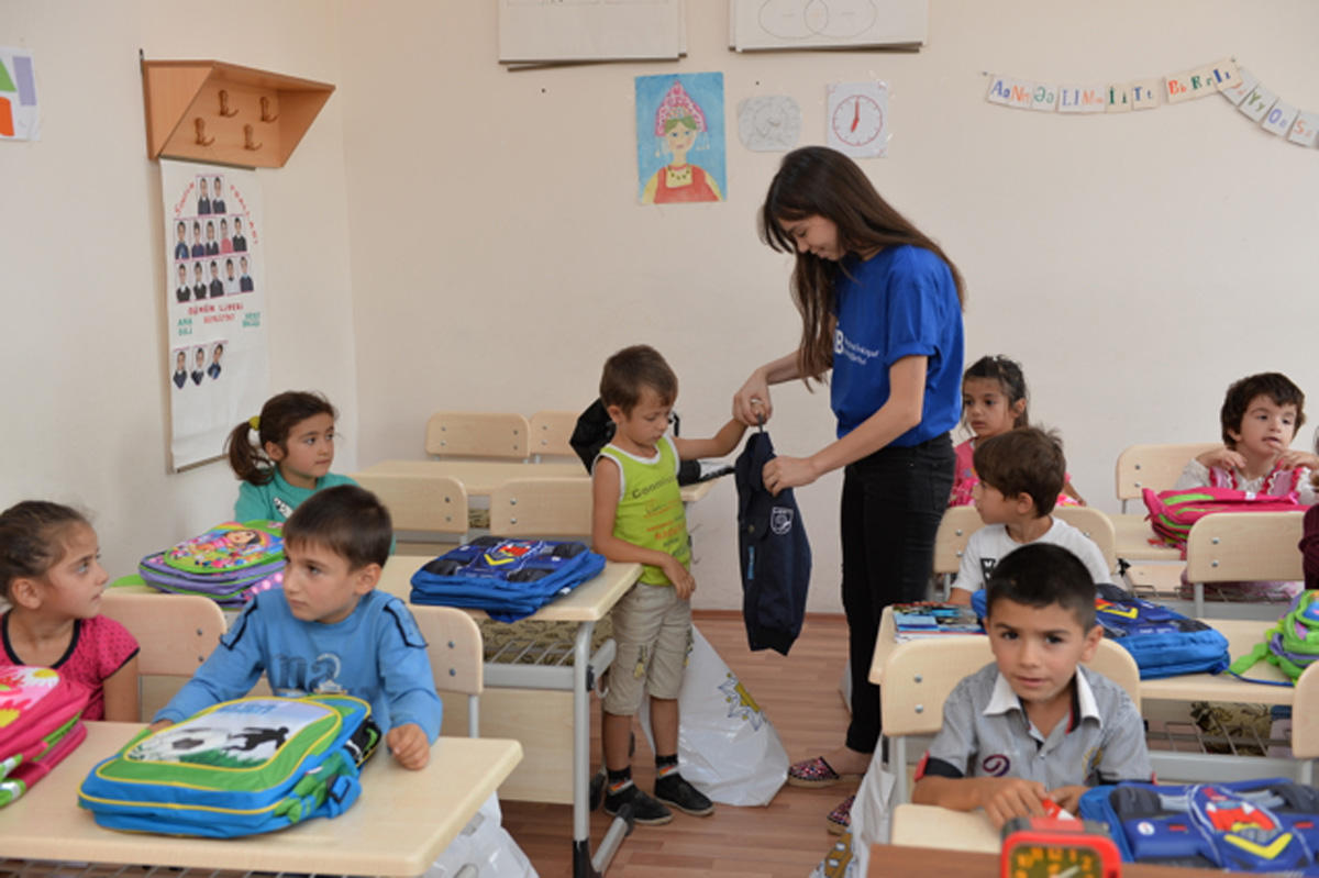 В преддверии нового учебного года RİİB  и минобразования подарили школьникам в регионах учебные принадлежности (ФОТО)