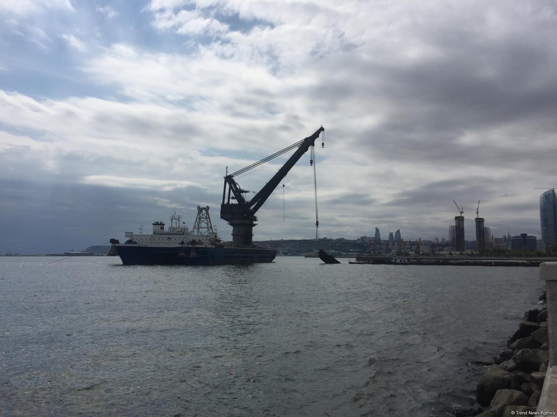 Как очищают Бакинскую бухту (ФОТО, ВИДЕО)