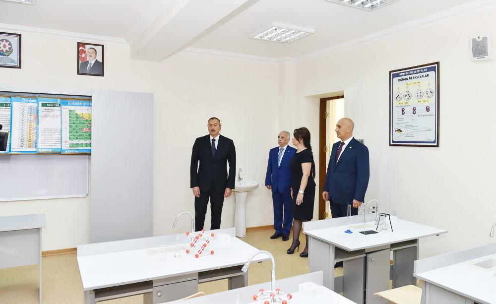 Prezident İlham Əliyev 32 nömrəli tam orta məktəbin yeni tədris korpusunda yaradılan şəraitlə tanış olub (YENİLƏNİB) (FOTO)