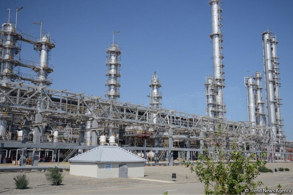 Azerbaijan cuts cost of carbamide plant construction