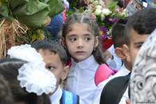 Azerbaycan’da Bilim Günü kutlamalarında öğrencilerden sevinç coşkusu (Fotoğraf)