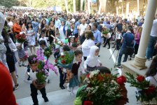 Azerbaycan’da Bilim Günü kutlamalarında öğrencilerden sevinç coşkusu (Fotoğraf)