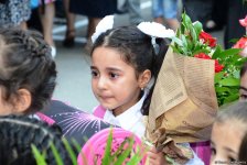 Azerbaycan’da Bilim Günü kutlamalarında öğrencilerden sevinç coşkusu (Fotoğraf)