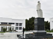 Ilham Aliyev visits national leader’s statue in Sabirabad (PHOTO)
