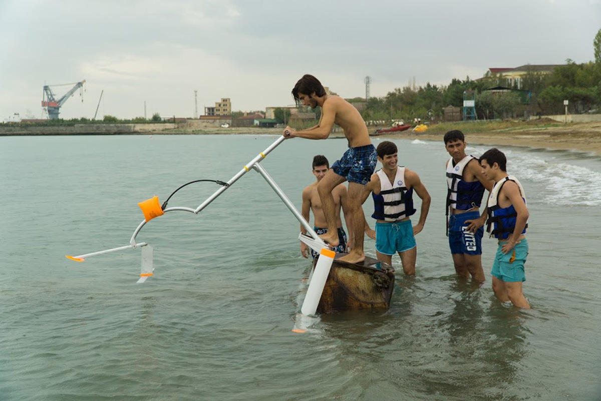 Такого в Азербайджане еще не было! Как парить на воде при помощи мускул и крыльев (ФОТО)