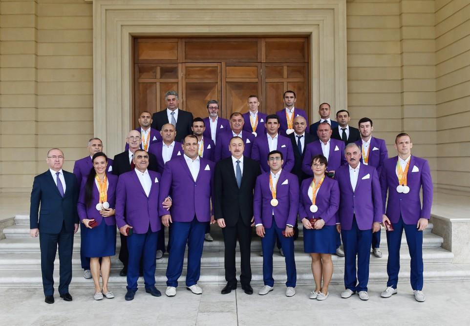 Президент Ильхам Алиев встретился со спортсменами, принявшими участие в XV Летних Паралимпийских играх (ФОТО)
