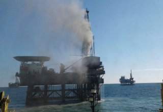 На азербайджанской нефтяной платформе произошел выброс газа